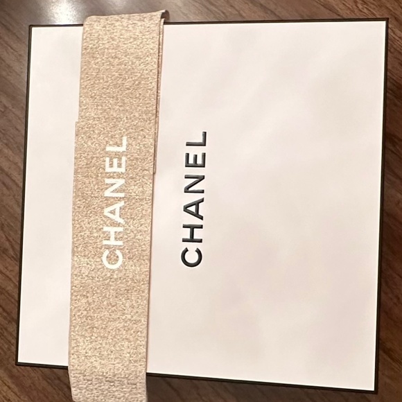 OVAL SUNGLASSES - CHANEL NEW 2023 - Coco Neige Sunglasses: Crystal CC Rimless - Picture 4 of 16